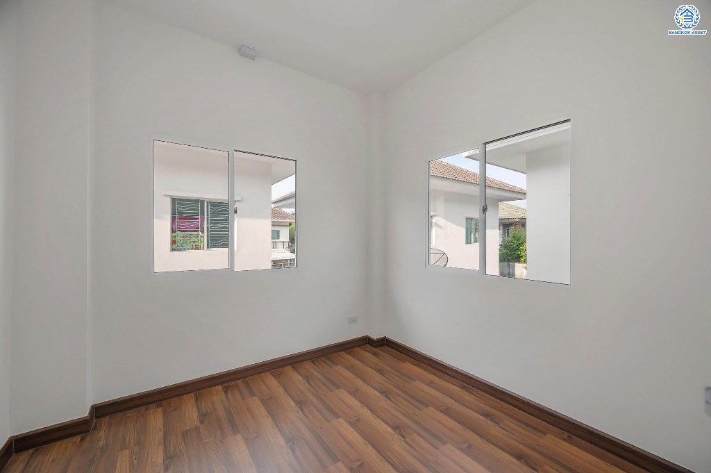 บ้านมือสองตกแต่งใหม่ โครงการ แลนซีโอคริป ปิ่นเกล้า-วงแหวนฯ เนื้อที่กว้าง 35.30 ตร.ว. ฟังก์ชัน 3 ห้องนอน 2 ห้องน้ำ 1 ที่จอดรถ บนทำเลเดินทางสะดวก เชื่อมต่อถนนกาญจนาภิเษก เข้า-ออกได้หลายเส้นทาง  ใกล้รถไฟฟ้าสายสีม่วง "สถานีสามแยกบางใหญ่" และจุดขึ้นทางด่วน "ศรีรัช"...